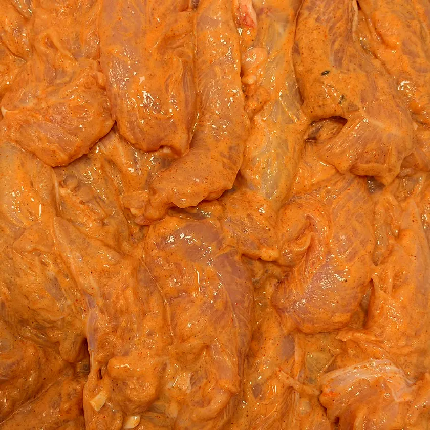 Photo réelle : gros plan sur la marinade des tenders, crus.